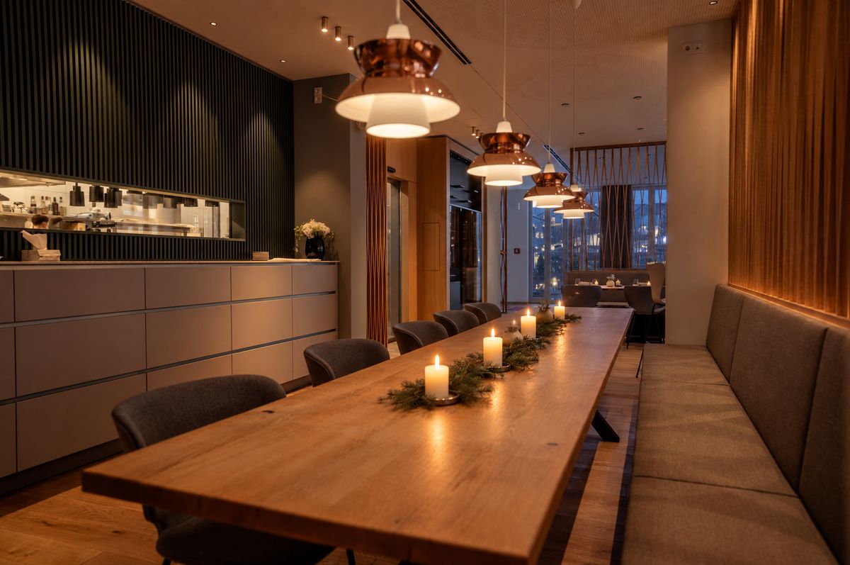 Lange Tafel mit Kerzen im Restaurant der Ehemaligen Sparkasse