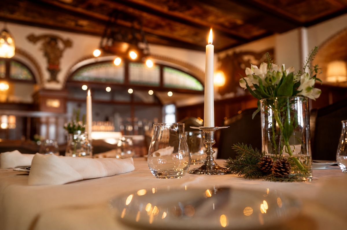 Gedeckter Tisch mit Kerze im historischen Restaurant des Stammhauses